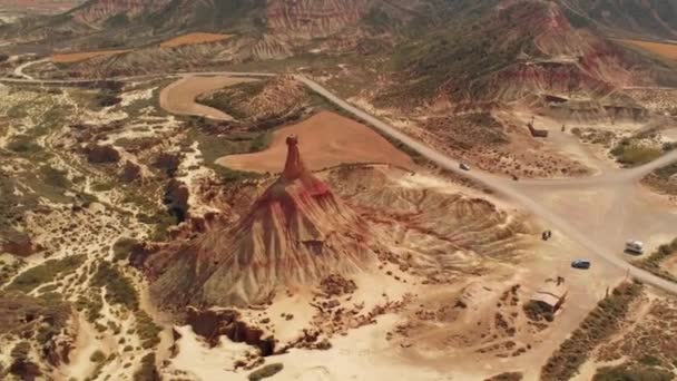 Een Drone Uitzicht Van Badlands Rotsachtige Heuvels Onder Het Zonlicht — Stockvideo
