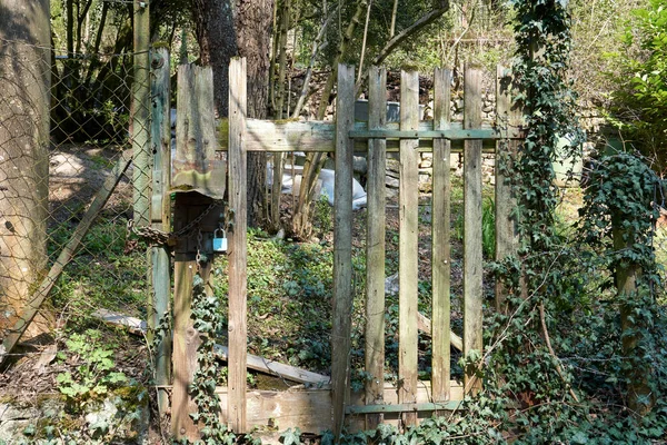 Closeup Old Weathered Wooden Fence Damaged Poles — Stock Photo, Image