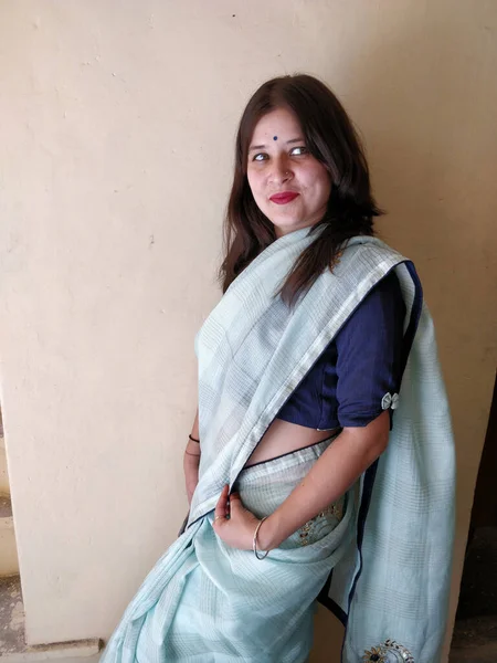 Μια Νεαρή Ινδή Σάρι Παραδοσιακά Ρούχα Βομβάη Ινδία — Φωτογραφία Αρχείου