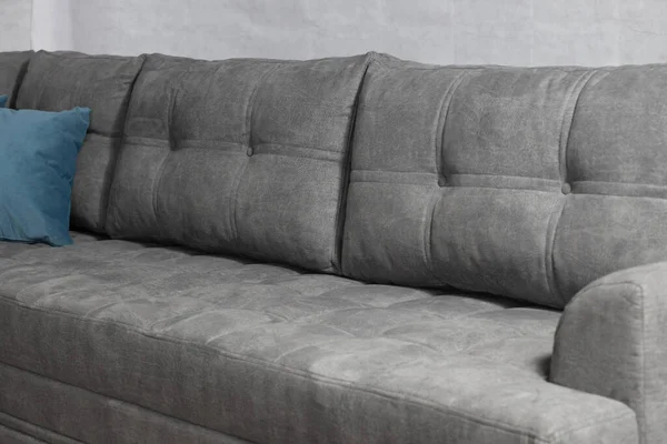 家里一个灰色的直沙发 — 图库照片