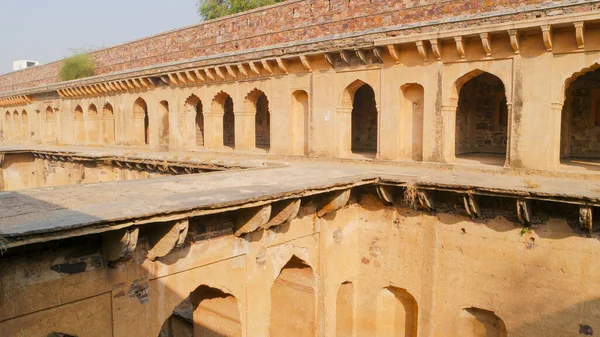 印度拉贾斯坦邦的Neemrana Stepwell — 图库照片