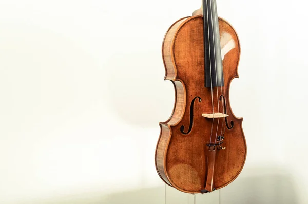 Közelkép Egy Gyönyörű Kézzel Készített Hegedűről Fehér Háttérrel — Stock Fotó