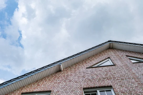 Låg Vinkel Gammal Tegelvägg Hus Molnig Himmel — Stockfoto