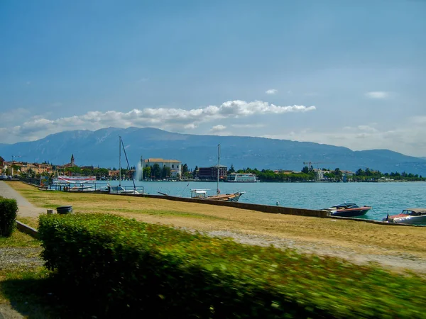 Een Betoverend Uitzicht Het Gardameer Italië Met Rotsachtige Landschappen Achtergrond — Stockfoto