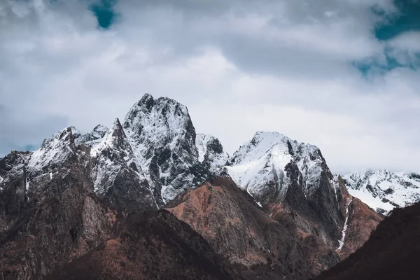 구름낀 눈덮인 바위투성이 아름다운 — 스톡 사진