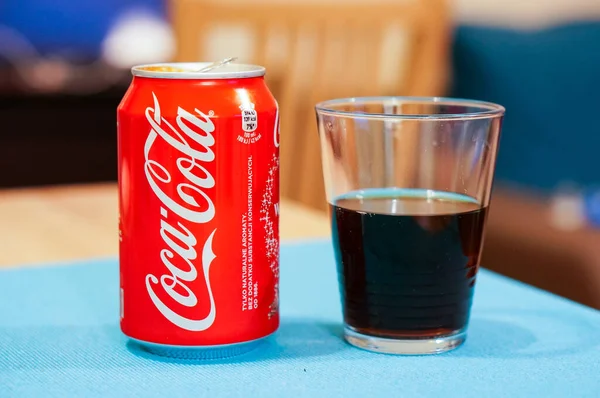 Poznan Polônia Abr 2016 Coca Cola Pode Lado Copo Mesa — Fotografia de Stock