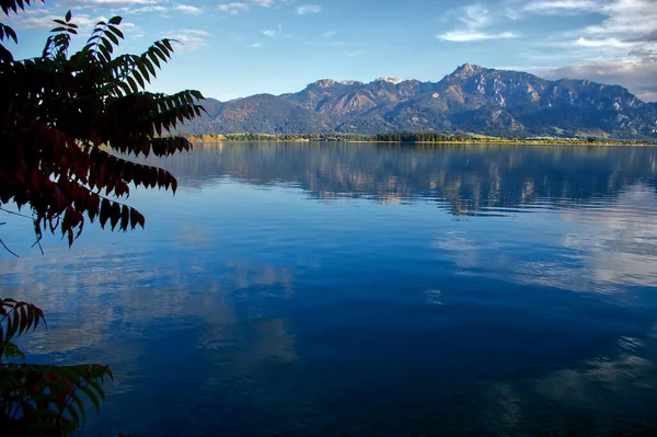 Wspaniały Widok Skalistych Gór Odbitych Lustrzanym Jeziorze Forggensee Allgau Niemcy — Zdjęcie stockowe