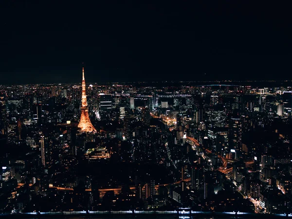 日本の夜の東京の街並みと東京タワーの魅惑的な景色 — ストック写真