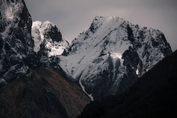 Zapierający Dech Piersiach Widok Pokrytych Śniegiem Skalistych Gór Pod Chmurnym — Zdjęcie stockowe