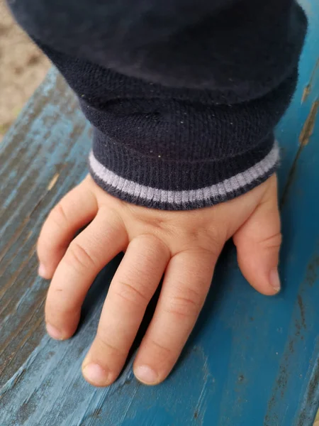 Вертикальный Крупным Планом Снимок Руки Милого Ребенка — стоковое фото