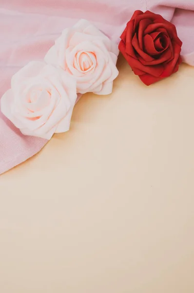 Tiro Vertical Rosas Vermelhas Rosa Fundo Pastel Com Tecido Rosa — Fotografia de Stock