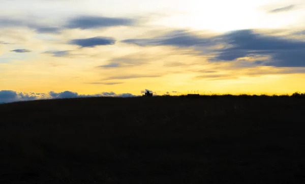 Ein Schöner Sonnenuntergang Über Den Silhouetten Der Hügel — Stockfoto