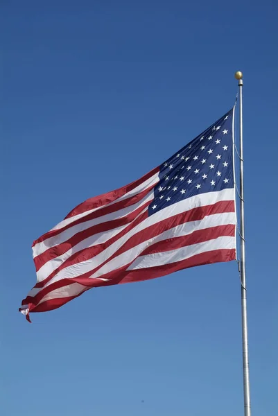 Μια Κάθετη Λήψη Της Αμερικανικής Σημαίας Ενάντια Ένα Γαλάζιο Ουρανό — Φωτογραφία Αρχείου