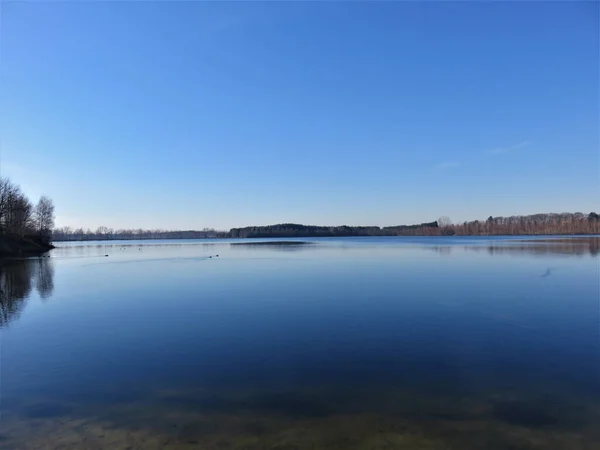 Une Belle Vue Sur Lac Calme Entouré Arbres Sous Ciel — Photo