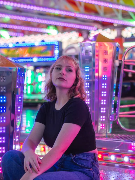 Young Spanish Blonde Woman Amusement Park — Stock Photo, Image