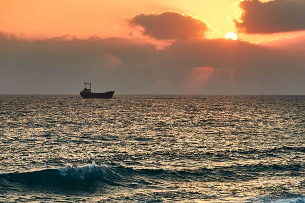Krajobraz Statku Morzu Pod Zachmurzonym Niebem Podczas Zachodu Słońca Wieczorem — Zdjęcie stockowe