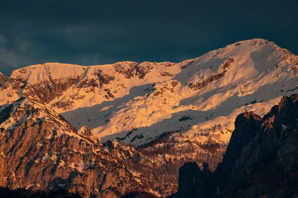 Uno Splendido Scenario Tramonto Tra Montagne Innevate — Foto Stock