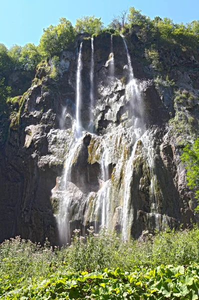 Vertikální Záběr Vodopádu Národním Parku Plitvická Jezera Chorvatsku — Stock fotografie