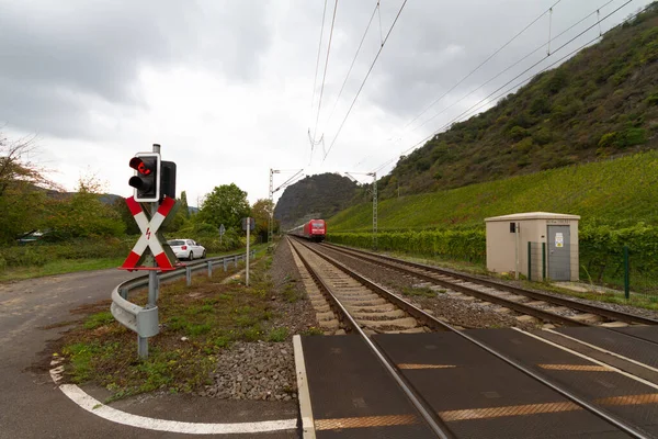 Järnvägskorsning Med Röd Varningsskylt Och Kontrollampa Och Ett Persontåg Bakgrunden — Stockfoto
