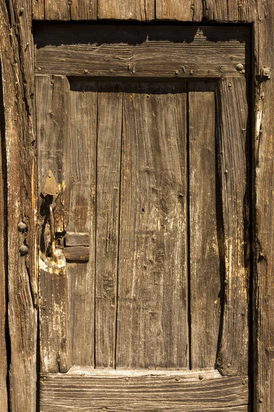 Eine Vertikale Aufnahme Einer Alten Verwitterten Holztür — Stockfoto