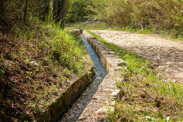 Ein Schmaler Kanal Umgeben Von Viel Grün Der Nähe Einer — Stockfoto