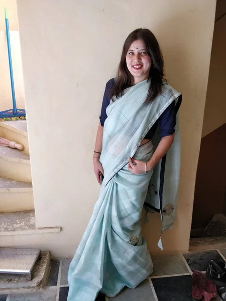 Young Indian Female Sari Traditional Clothing Mumbai India — ストック写真