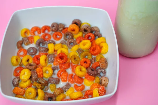 Una Vista Superior Tazón Cereales Coloridos Para Niños Leche Sobre — Foto de Stock