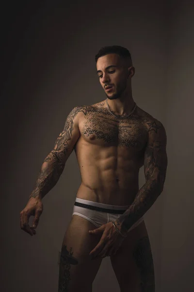 Joven Macho Caucásico Musculoso Guapo Con Tatuajes Usando Ropa Interior — Foto de Stock