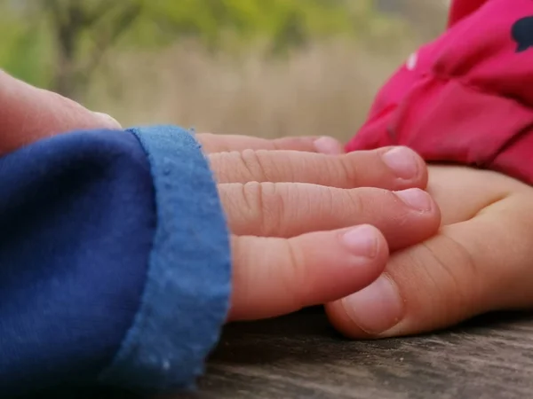 Closeup Shot Child Hand Her Mother Hand — Stock Photo, Image