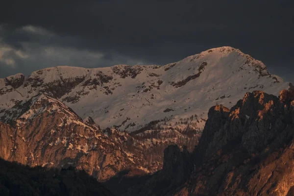 Cenário Fascinante Pôr Sol Nas Montanhas Rochosas Cobertas Neve — Fotografia de Stock