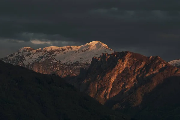 Ein Atemberaubender Sonnenuntergang Den Schneebedeckten Bergen — Stockfoto