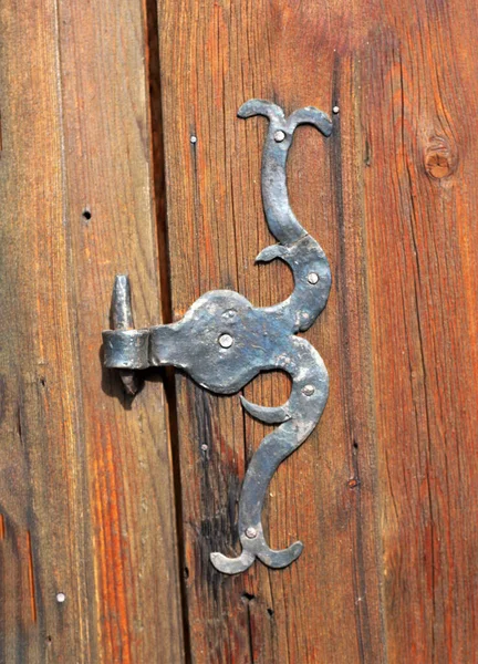 Vertical Shot Old Metal Hinge Wooden Door — 스톡 사진