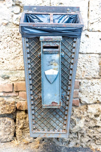 Uma Lata Lixo Nostálgico Histórico Com Saco Lixo Que Fortemente — Fotografia de Stock