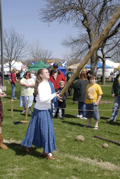 Charles United States Apr 2009 Young Woman Tosses Caber Pole — Φωτογραφία Αρχείου