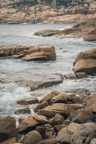 Kayalık Bir Sahilin Dikey Görüntüsü — Stok fotoğraf