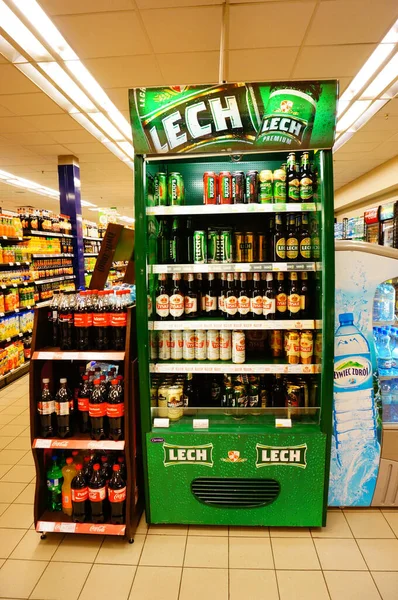 Poznan Polonia Septiembre 2013 Heladera Con Cerveza Fría Supermercado —  Fotos de Stock