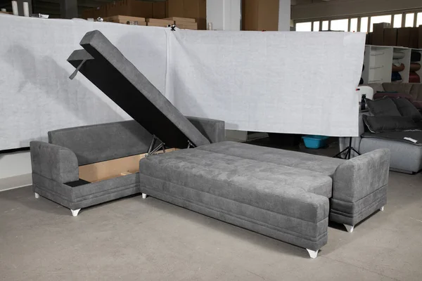 Ein Dekonstruiertes Graues Sofa Einem Raum — Stockfoto