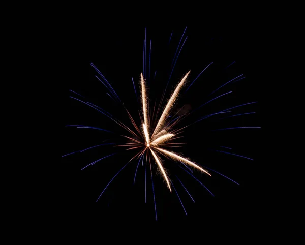 Fuegos Artificiales Festivos Brillantes Rayos Luz Sobre Fondo Cielo Oscuro —  Fotos de Stock