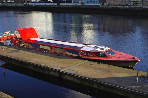 Dublin Irlande Oct 2019 Bateau Rouge Toit Verre Accosté Sur — Photo