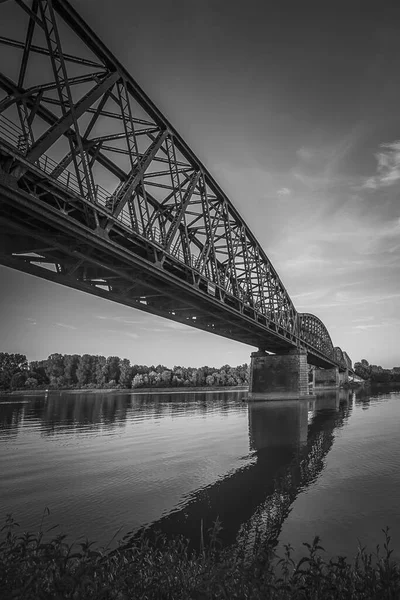 现代桥的灰度反映在河上 — 图库照片