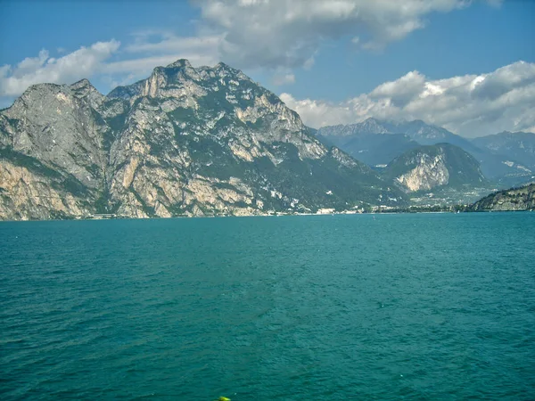 曇り空の下でイタリアの透明な水でガルダ湖の素晴らしい景色 — ストック写真