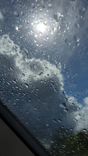 大雨后大窗户上有雨滴的垂直射击 — 图库照片