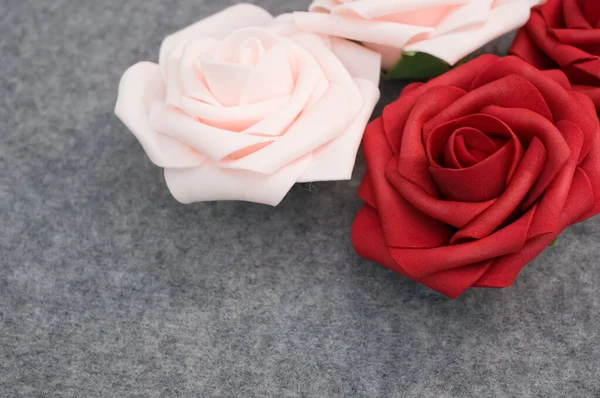 Close Rosas Vermelhas Rosa Fundo Cinza — Fotografia de Stock