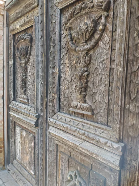 Binadaki Eski Ahşap Kapı — Stok fotoğraf