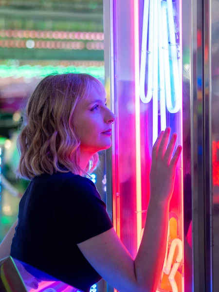 Blonde Spanish Woman Posing Neon Lights Amusement Park — Stock Photo, Image
