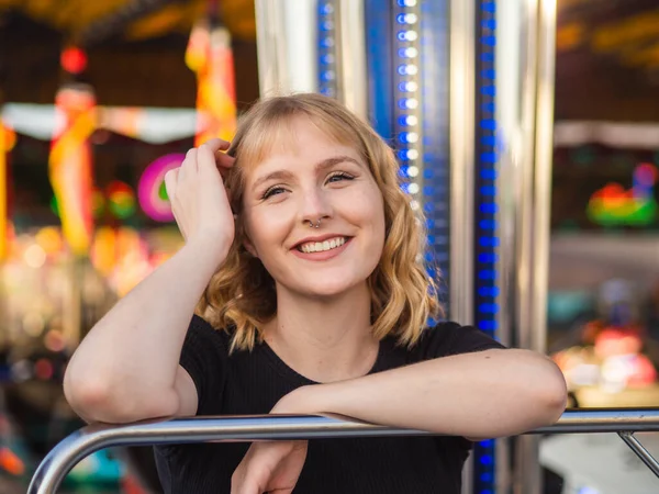 Молода Блондинка Щаслива Жінка Позує Парку Розваг — стокове фото