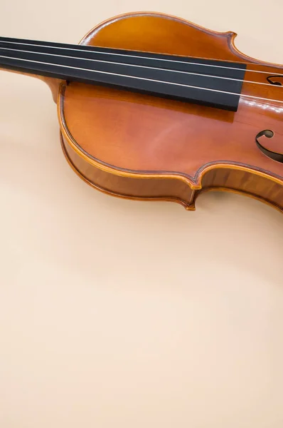 Tiro Vertical Violino Madeira Bordo Mostrando Apenas Lutas Superiores Centrais — Fotografia de Stock