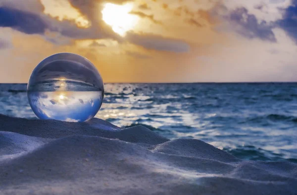 Riflesso Del Cielo Dell Oceano Una Sfera Cristallo Sulla Sabbia — Foto Stock