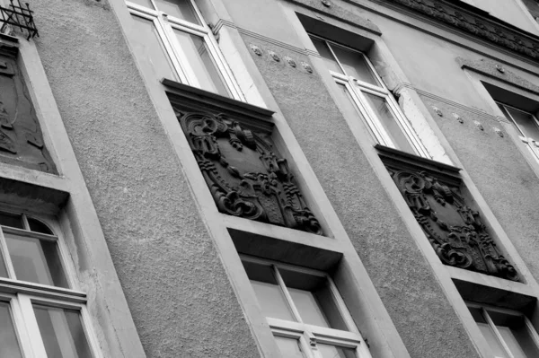 Graustufenaufnahme Eines Fragments Einer Fassade Klassischen Stil — Stockfoto