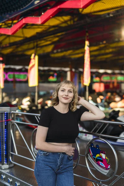 Blonde Spanish Female Amusement Park — Stock Photo, Image